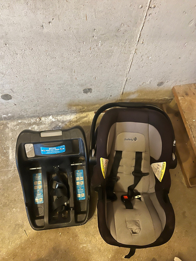 Baby car seat in Strollers, Carriers & Car Seats in Mississauga / Peel Region