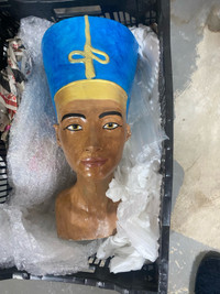 Nefertiti statue 