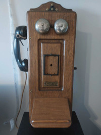 Antique wall phone in great condition and works 
