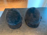 Deux casques d'équitation pour enfant