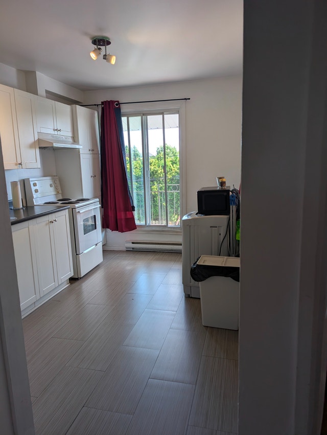Appartement 3 1/2 saint-hubert 1200$ pour le 1er octobre — photo 3