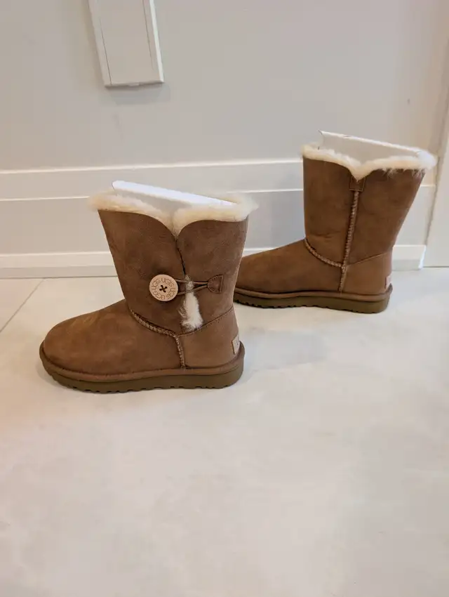 NIB UGG Australia Bailey Button II Chestnut Boots Size 6 in Women's - Shoes in Markham / York Region - Image 6