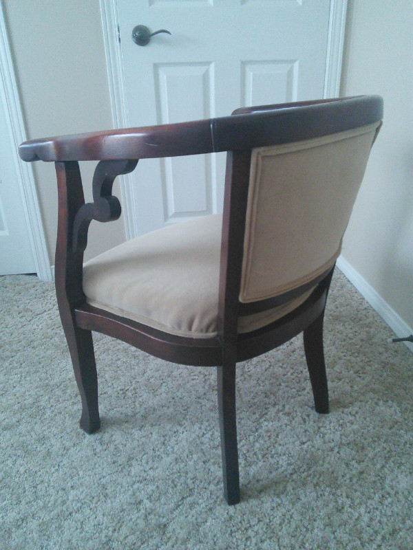 Antique Barrel Chair. in Chairs & Recliners in Norfolk County - Image 4