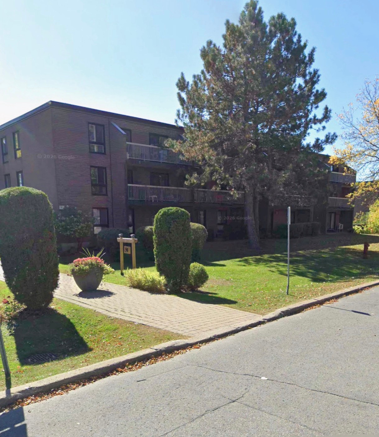 90 Elgin Cres — photo 1