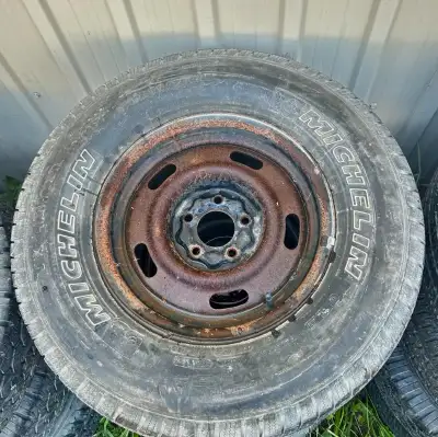 Pneus d'hiver achetés neufs en 2017 pour un Ford Ranger, 2 saisons d'usure, montés sur jantes acier,...