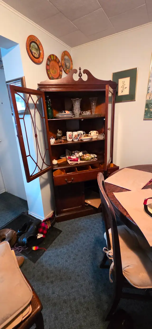 Antique corner china cabinet $200 obo in Hutches & Display Cabinets in Muskoka - Image 2