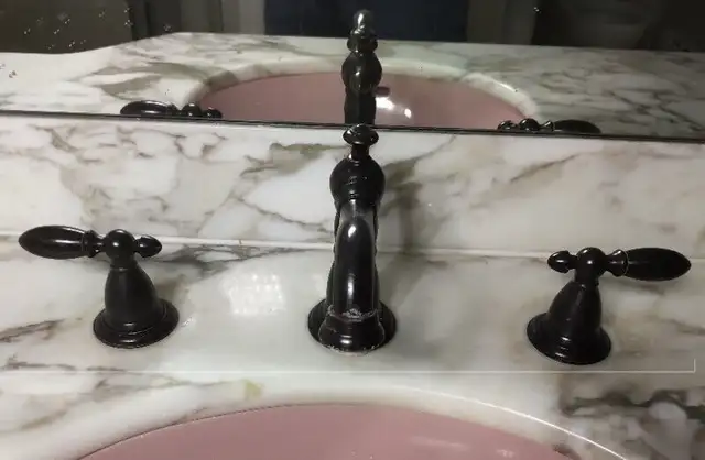 Bathroom Sink Faucet Set- Classic, Antique Bronze, Pair in Bathwares in Markham / York Region - Image 3