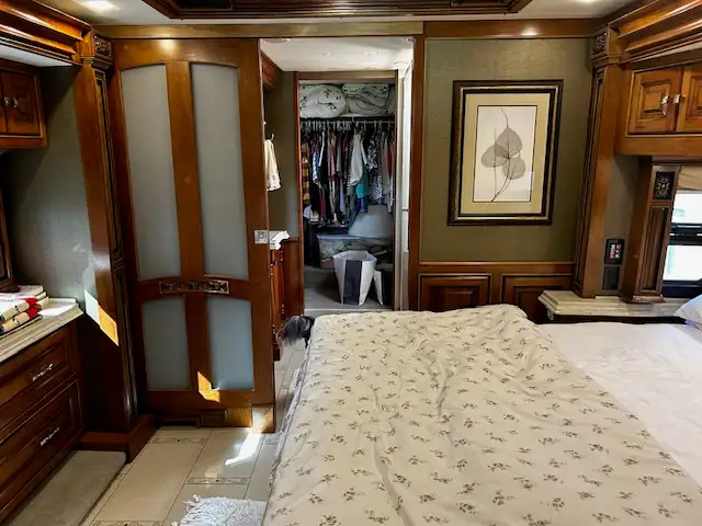 2013 45' Tiffin Zephyr for sale in RVs & Motorhomes in Grande Prairie - Image 13