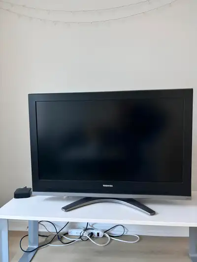 37HL57 Toshiba TV in good condition