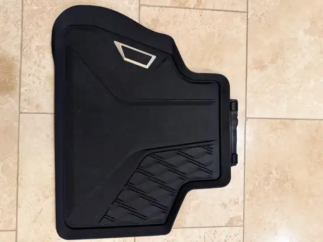 Original BMW X5 Winter Floor Mats 2025-2019 in Other Parts & Accessories in Markham / York Region - Image 4