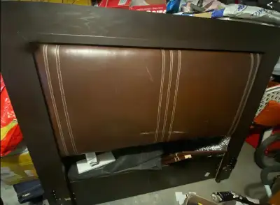 Belle tête de lit en bois et simili cuir. Bon état. Prix négociable