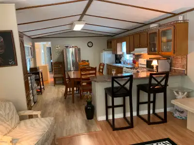 BARRIE - BEAUTIFUL, SPACIOUS COMFORTABLE AFFORDABLE HOME AWAY FROM HOME - 2 BDRMS, OPEN CONCEPT LR /...