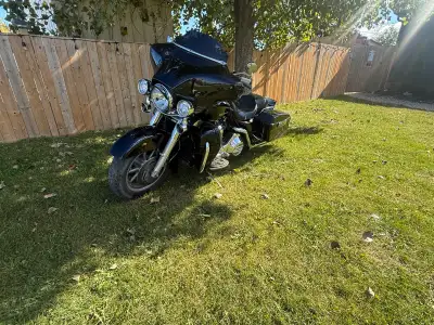 This 2000 Harley Davidson Ultra Classic Brand new battery and lots of upgrades extrnal oil cooler sc...