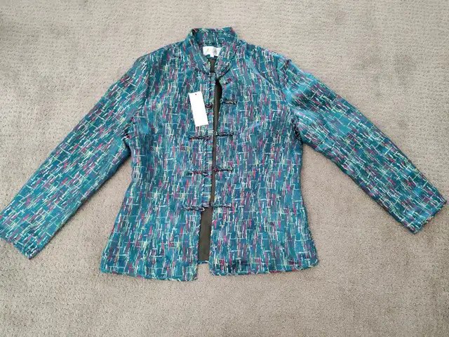 Women Chinese Green Top Blazer / Dress Suit Jacket - Size: Small in Women's - Tops & Outerwear in Calgary - Image 2