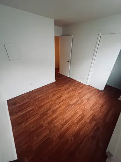 Je partage mon grand 4 1/2 et j’ai une chambre privée disponible, vide et prête à aménager avec tes...