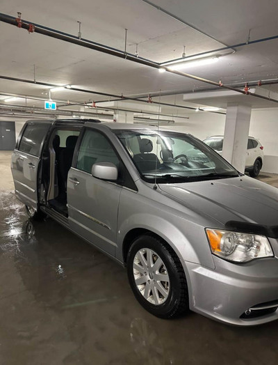 Vehicle 2014 Chrysler Town & Country 