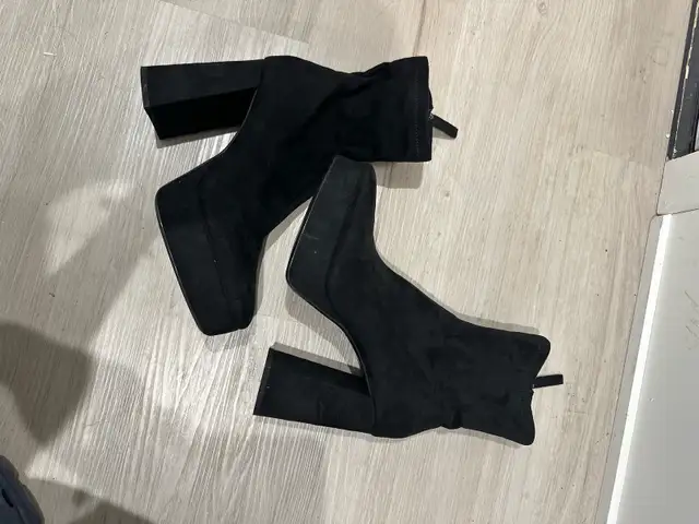 women shoes size 8 in Women's - Shoes in City of Montréal - Image 3