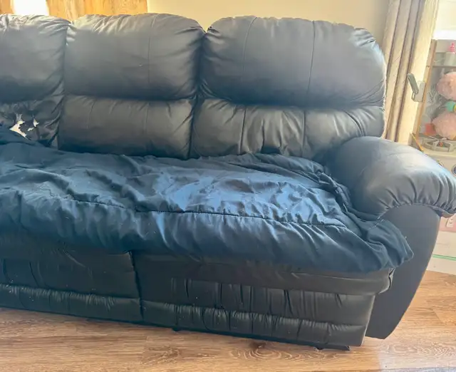 FREE Leather Couch in Couches & Futons in Dartmouth - Image 4