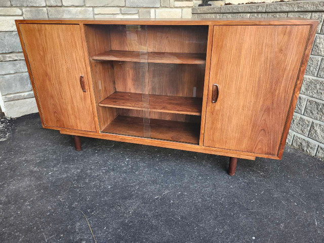 Pending   MID-CENTURY 1960'S ROSEWOOD BUFFET/DISPLAY CABINET in Hutches & Display Cabinets in Oshawa / Durham Region