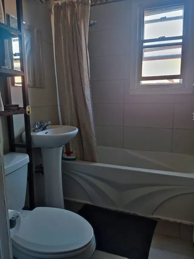 Deux Chambres meublées.  grand 6 ½.  Snowdon . Etudiants. in Room Rentals & Roommates in City of Montréal - Image 6