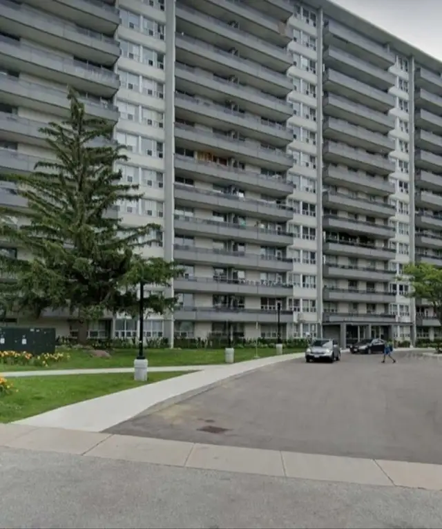 Lovely Cozy Room For Rent In Prime Area in Room Rentals & Roommates in City of Toronto - Image 5