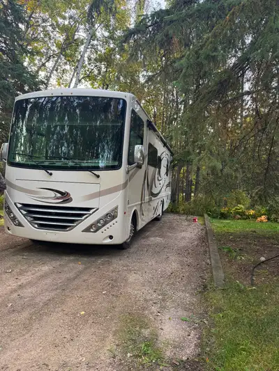 Class A Hurricane 29M 60,000 km Full wall slide completely opens it inside Ford V10 gas Rear King Si...