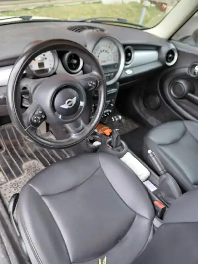 Mini Cooper 2013, 161 800 km, 2 portes, automatique, toit ouvrant panoramique, sièges en cuivre et e...