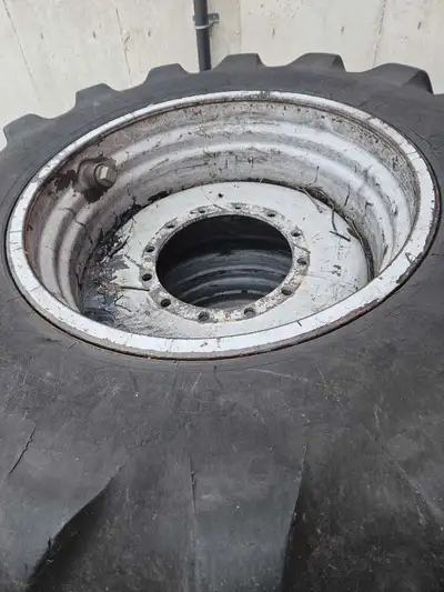 Set of 2 tires and rims, 600/65 - 34 One tire has more wear then the other Ready to use