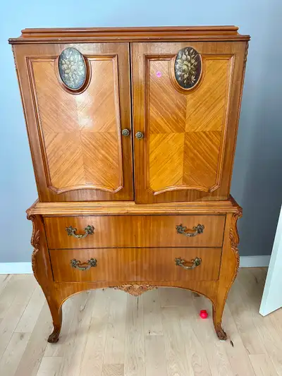 2 commodes antiques/ 2 antique dressers, View more