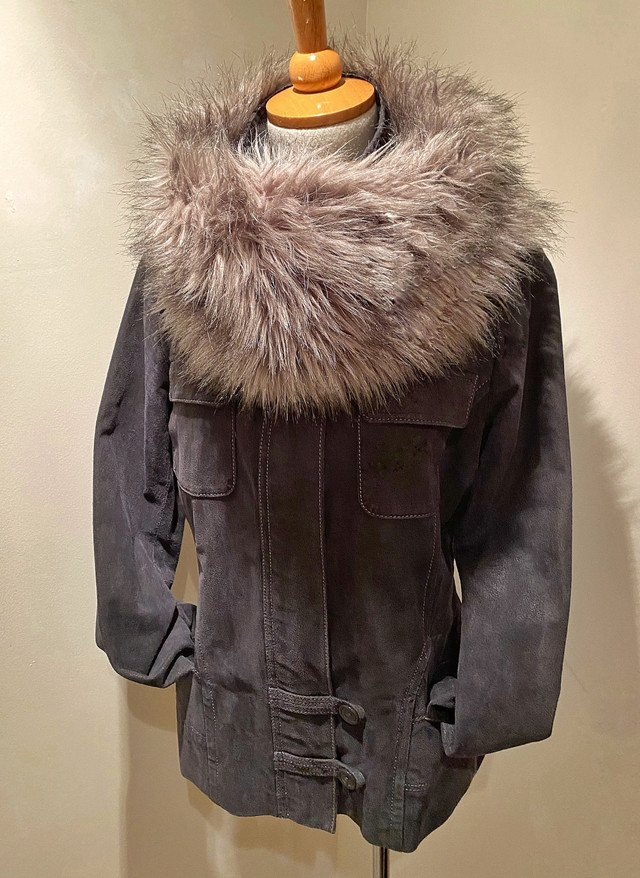 ⭐️NEW Danier charcoal grey leather jacket with liner/ faux fur in Women's - Tops & Outerwear in Victoria - Image 3