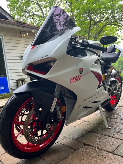!!! REDUCED PRICE !!! THE PERFECT RIDING SEASON HAS ARRIVED! MINT Condtion Panigale in the desirable...