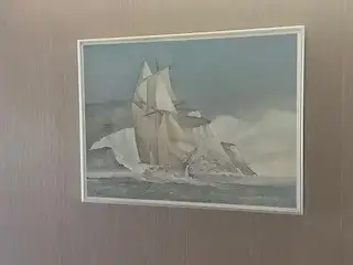 Superbe encadrement de la mythique goélette de course Bluenose par l'artiste Roy Henry Wright. Cette...