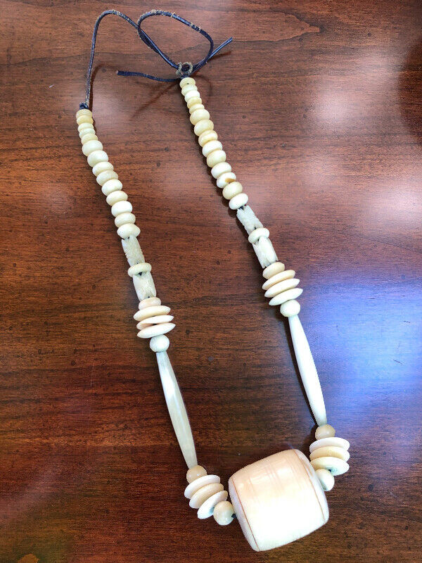 Vintage ivory or bone necklace dans Bijoux et montres  à Ville de Montréal - Image 2