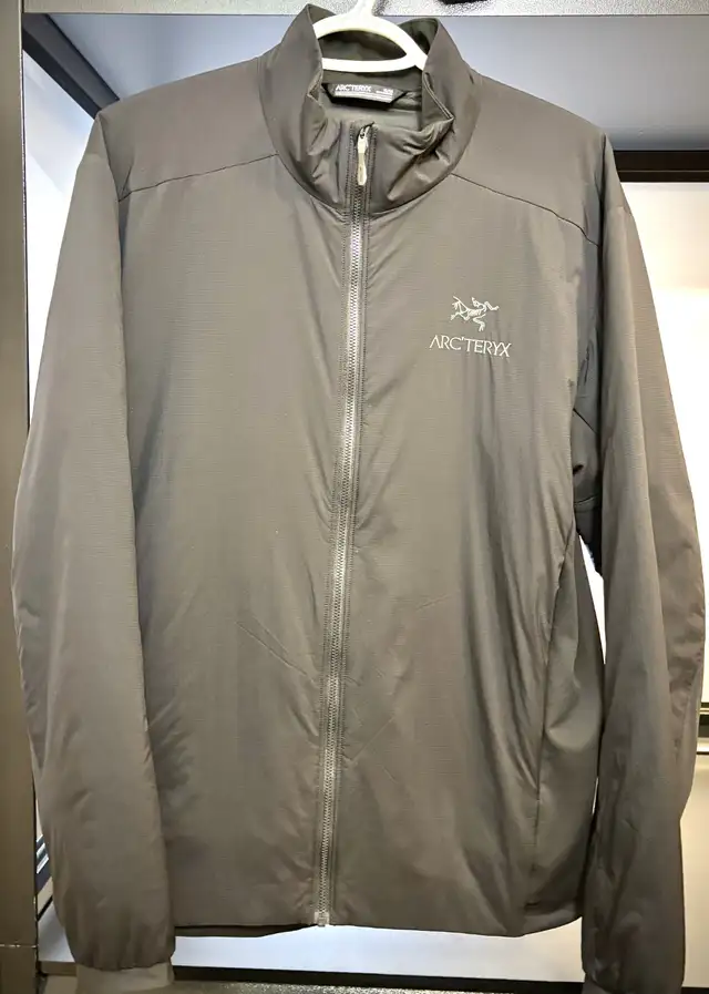 Arc’teryx Men's Atom Jacket Medium Black in Men's in Calgary - Image 2