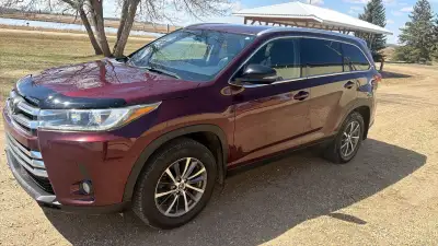 Description: Beautiful 2019 Toyota Highlander XLE – a spacious, fully equipped 8-passenger SUV that’...