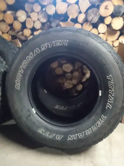 Pneus 265/70R17 All/Terrain AT/3 encore très bon ,2 à4.5 mm et 2 à 6mm , 3 été de fait et pas rouler...