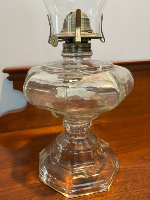 Antique Glass Oil Lamp Lampe à l'huile ancienne en verre in Arts & Collectibles in Gatineau - Image 2