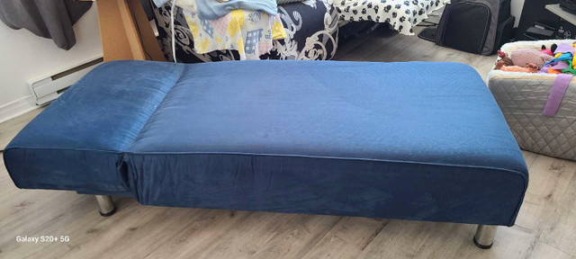 Méridienne de velours bleu inclinable dans Sofas et futons  à Gaspésie - Image 4