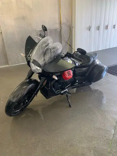 Feast your eyes on this sleek, pre-owned Moto Guzzi MGX-21 Flying Fortress, a real head-turner ready...