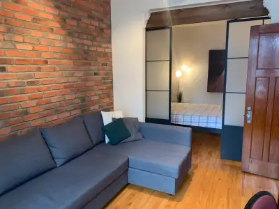 Attention ! Très grande chambre double pour 1 ou 2 personnes ! Situé dans un Immense 4 1/2 avec bois...