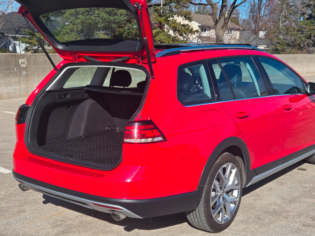 2018 VW Golf Alltrack - rare 6 speed manual in Cars & Trucks in Ottawa - Image 3