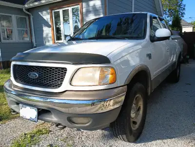 2001 F150 SuperCab 5.4 L V8 Triton 4X4 with 420k runs/drives/stops very good, no leak on any liquid,...