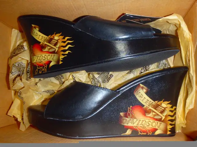 UGG Women's Jass Sneaker - Stylish and Comfortable.sz.9 in Women's - Shoes in Mississauga / Peel Region - Image 7