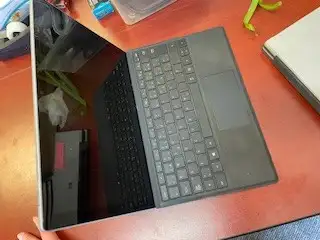 Microsoft Surface Pro 7+ avec Windows 11 Intel i5 8 Go RAM 256 Go SSD Année 2022 Écran tactile 12.3...