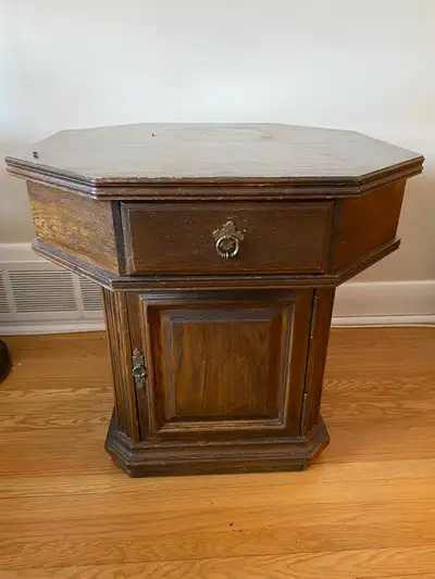No longer available Ethan Allen Oak octagonal end table, View more