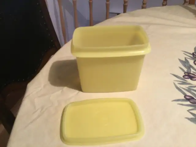 Tupperware vintage   bol jaune soleil en hauteur in Arts & Collectibles in Laval / North Shore - Image 2