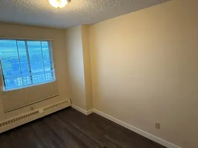 Room to rent 10mins walk to Chinook mall. (Free gym in building)