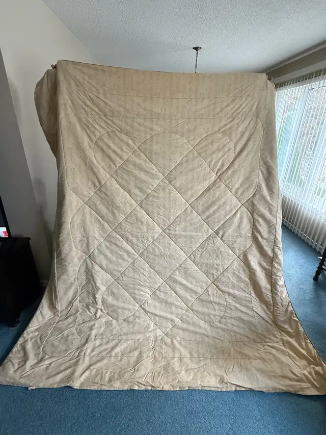 Queen Size Comforter Floral quilted pattern in Bedding in Mississauga / Peel Region - Image 4