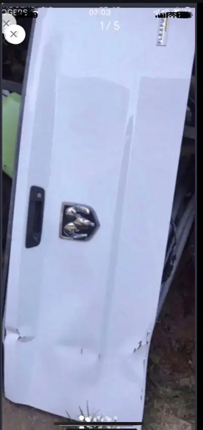 haillon de Dodge ram avec caméra de recul (bien regarder les photos pour voir l état du haillon ). 3...