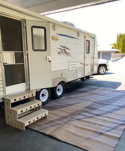 2009 28ft Springdale travel trailer.Sleeps 6, small slide,electric trailer jack,magic fan installed...